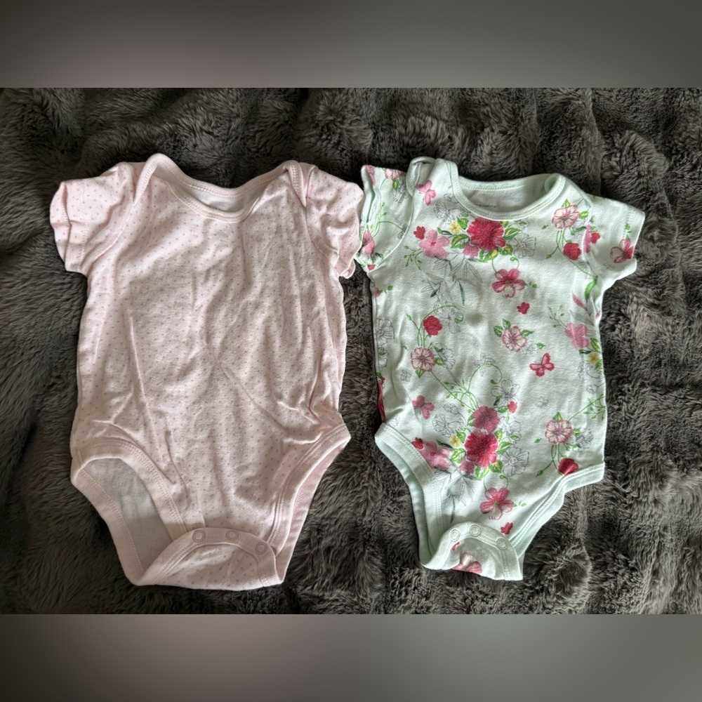 Bundle of 2 short sleeve onesies by first impressions size 6-9M